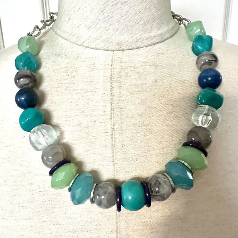 NY collection chunkyโblue beaded statementโnecklace